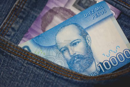 Foto de Billetes de Peso Chileno en un bolsillo vaquero en macro foto. - Imagen libre de derechos