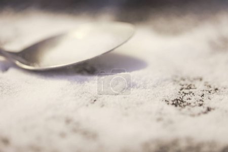 Foto de Vista de cerca de la cucharadita de azúcar sobre la mesa - Imagen libre de derechos