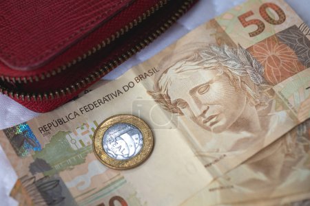 Foto de Billetes brasileños en una mesa. Concepto de economía y finanzas brasileñas - Imagen libre de derechos