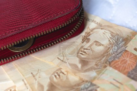 Foto de Billetes brasileños en una mesa. Concepto de economía y finanzas brasileñas - Imagen libre de derechos