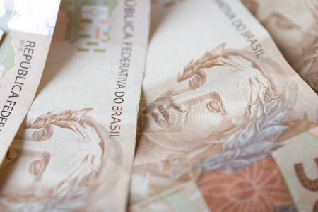 Téléchargez les photos : Billets brésiliens sur une table. Concept brésilien d'économie et de finance - en image libre de droit