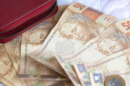 Téléchargez les photos : Billets brésiliens sur une table. Concept brésilien d'économie et de finance - en image libre de droit