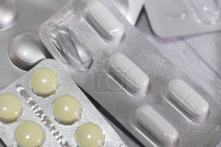 Foto de Vista de cerca de las tabletas píldoras amontonadas en un blister de embalaje, medicina y concepto de atención médica bakcgorund - Imagen libre de derechos