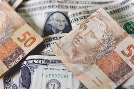 Téléchargez les photos : Real brésilien billet de 50 Reais avec un billet de dollar des États-Unis. Economie brésilienne, commerce international et devises. - en image libre de droit