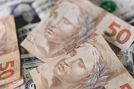 Foto de Real brasileño nota de 50 reales con un billete de dólar de los Estados Unidos. Economía brasileña, negocios internacionales y divisas. - Imagen libre de derechos