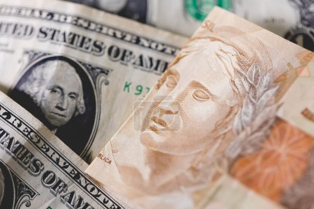 Foto de Real brasileño nota de 50 reales con un billete de dólar de los Estados Unidos. Economía brasileña, negocios internacionales y divisas. - Imagen libre de derechos