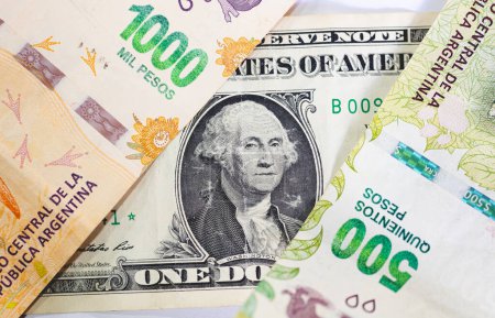 Téléchargez les photos : Billets de Real brésilien avec un billet de dollar des États-Unis. Economie brésilienne, commerce international et devises. - en image libre de droit