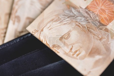 Foto de Real brasileño notas dentro de una cartera. Economía y finanzas brasileñas. - Imagen libre de derechos