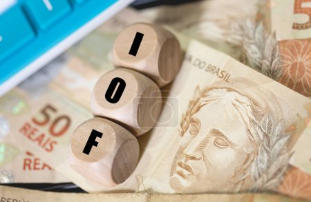 Téléchargez les photos : L'acronyme IOF pour Financial Operations Tax en portugais brésilien écrit sur des dés en bois - en image libre de droit