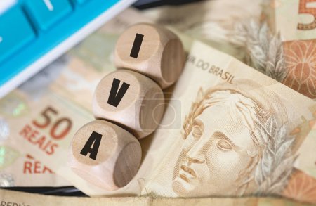 Das Akronym IVA für Mehrwertsteuer in brasilianischem Portugiesisch, geschrieben auf Holzwürfel.
