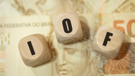 Foto de Acrónimo IOF for Financial Operations Tax en portugués brasileño escrito en dados de madera - Imagen libre de derechos