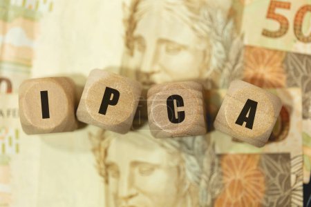 IPCA. Die Abkürzung IPCA für Broad National Consumer Price Index, geschrieben auf Holzwürfel in brasilianischem Portugiesisch.