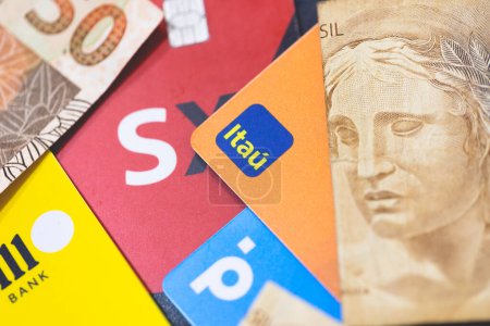 Téléchargez les photos : Real brésilien notes parmi un groupe de cartes de crédit de diverses banques. Braslia, District fédéral - Brésil, 03 / 07 / 2024. - en image libre de droit