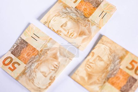Brasilianische 50 Reais-Banknoten auf weißem Hintergrund. Geld, Brasilien und die brasilianische Wirtschaft.