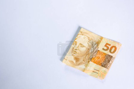 Foto de Billetes reales brasileños de 50 reales sobre fondo blanco. El dinero, Brasil y la economía brasileña. - Imagen libre de derechos
