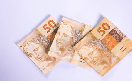 Foto de Billetes reales brasileños de 50 reales sobre fondo blanco. El dinero, Brasil y la economía brasileña. - Imagen libre de derechos