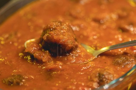 Téléchargez les photos : Vue rapprochée de délicieuse boulette de viande avec sauce tomate à la cuillère - en image libre de droit