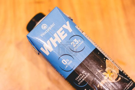 Téléchargez les photos : Whey Protein de la marque Piracanjuba dans un petit paquet. Prêt à être consommé. Vendu dans les supermarchés. Brésil, 04 / 06 / 2024. - en image libre de droit