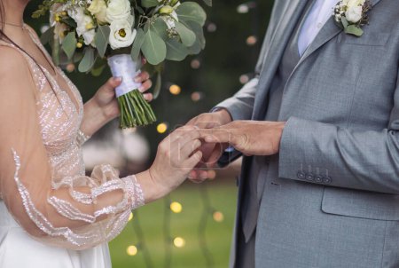 Verlobungsringe. Eheleute tauschen bei einer Trauung Eheringe aus. Der Bräutigam legte seiner schönen Frau einen Ring an den Finger. Konzept Hochzeitsdetails. Glückliche Familie. Gemeinsam.
