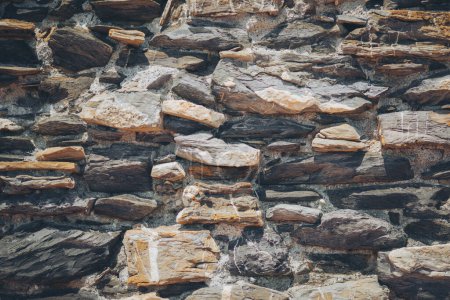 Pared de piedra. Fondo exterior piedra natural. textura Pared de piedra de un pueblo antiguo. parte de una pared de piedra, para fondo o textura.