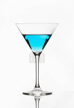 Foto de Cóctel azul aislado en blanco. Un martini azul aislado. - Imagen libre de derechos