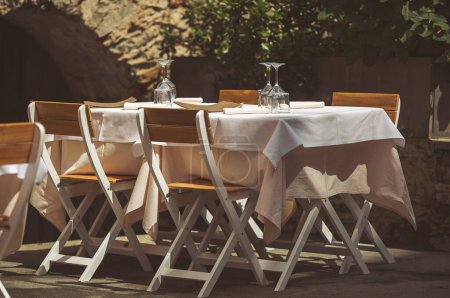 Foto de Vista a la calle de una terraza con mesas y sillas en Europa. Antiguo estilo tradicional italiano trattoria restaurante. - Imagen libre de derechos