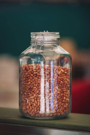 Frijoles en un frasco de vidrio. frasco de vidrio de frijol rojo seco secado para su conservación y almacenamiento a largo plazo. Concepto de almacenamiento de legumbres en la despensa. Proteína vegetal. 