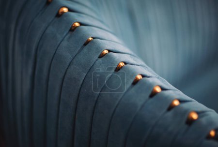 Téléchargez les photos : Luxe de tissu bleu. beau canapé frabique en velours bleu orné de boutons dorés. Bleu sarcelle velours capitone fond textile, style rétro carreaux doux touffeté turquoise meubles en tissu. - en image libre de droit