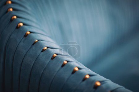 Téléchargez les photos : Luxe de tissu bleu. beau canapé frabique en velours bleu orné de boutons dorés. Bleu sarcelle velours capitone fond textile, style rétro carreaux doux touffeté turquoise meubles en tissu. - en image libre de droit