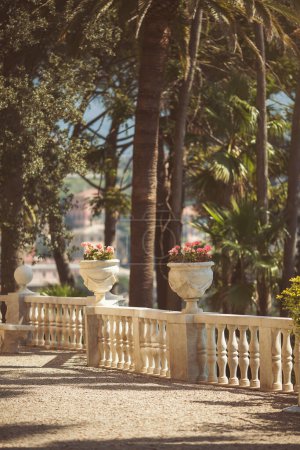Blumentopf im Freien vorhanden. Villa Durazzo-Centurione. Santa margherita ligure Italien. Italienischer Gartenpark mit Betonblumenstand im Hof. 