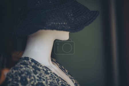 Photo for Mannequin in fashion hat.  elegant black hat. Mannequin head in hat shop window. Female mannequins in a fashion store - Royalty Free Image