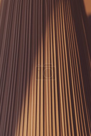 Foto de Fondo de patrón de cortinas de material textil de color claro cálido. pantalla de lámpara cónica. sombra en la pantalla estilo vintage, fondo abstracto. - Imagen libre de derechos