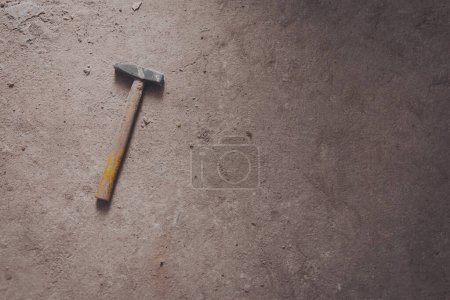Foto de Un martillo en el suelo. Martillo fuerte con mango de madera. - Imagen libre de derechos