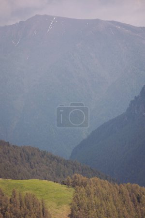 Vue sur les montagnes Alpes, Italie, Europe. Paysage montagneux. Vue panoramique d'un point de vue parapente d'un pâturage alpin
