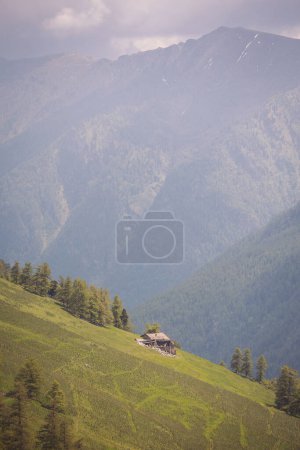 schöne traditionelle Holzhaus hoch in den Alpen Italien, Europa. Blick auf die Berge.
