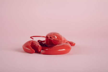 Téléchargez les photos : Un homard rouge sur fond rose. Photographie minime couleur nature morte - en image libre de droit