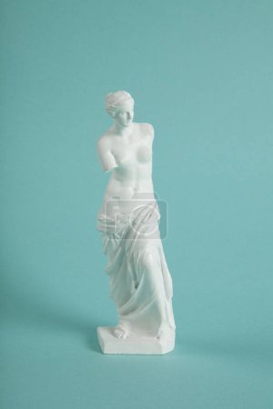 Téléchargez les photos : Une série de photos de la Vénus de Milo sous tous les angles. Contraste entre une sculpture classique et un fond turquoise contemporain vibrant. - en image libre de droit