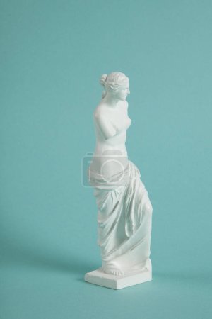 Foto de Una serie fotográfica de la Venus de Milo desde todos los ángulos. Contraste entre una escultura clásica y un vibrante fondo turquesa contemporáneo. - Imagen libre de derechos