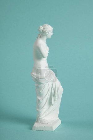 Téléchargez les photos : Une série de photos de la Vénus de Milo sous tous les angles. Contraste entre une sculpture classique et un fond turquoise contemporain vibrant. - en image libre de droit