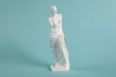 Foto de Una serie fotográfica de la Venus de Milo desde todos los ángulos. Contraste entre una escultura clásica y un vibrante fondo turquesa contemporáneo. - Imagen libre de derechos
