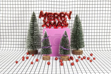 Téléchargez les photos : Un ornement de Noël en plastique rouge brillant avec un texte disant joyeux Noël avec boule de Noël rouge et une scène de forêt miniature composée de plusieurs petits arbres de Noël et un cube jaune sur un fond de grille graphique noir et blanc. minimes encore - en image libre de droit