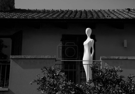 Photo for Photography to theme beautiful white naked mannequin, dummy female on house background, photo consisting of naked mannequin outdoors, female dummy side view, naked mannequin from plastic female dummy - Royalty Free Image