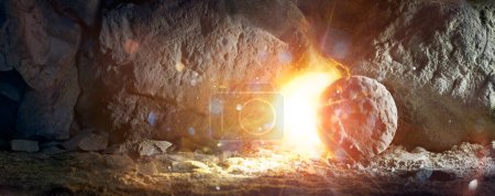 Téléchargez les photos : Tombeau vide - Résurrection de Jésus-Christ avec des lumières abstraites et effet de fusée éclairante - en image libre de droit
