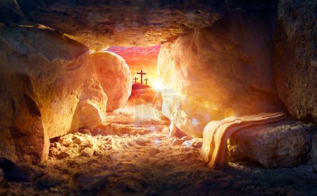 Téléchargez les photos : Résurrection de Jésus-Christ Tombeau vide avec linceul et crucifixion au lever du soleil avec des lumières Bokeh abstraites - en image libre de droit
