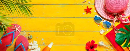 Téléchargez les photos : Plage d'été - Planche jaune en bois avec accessoires - Serviette de chapeau et tongs avec coquillages et feuilles Palme - en image libre de droit