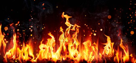 Téléchargez les photos : Les flammes du feu brûlent sur le charbon noir - Barbecue Grill Concept - Résumé fond déconcentré - en image libre de droit