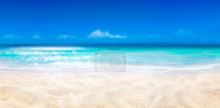 Téléchargez les photos : Sable tropical avec mer bleue - Plage été fond déconcentré avec scintillement de lumières - en image libre de droit