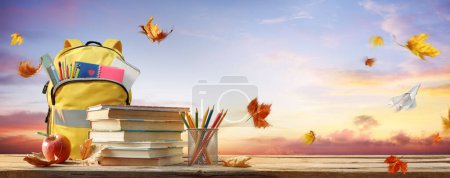 Téléchargez les photos : Retour à l'école - Cartable Et Livres Avec Crayons Et Papeterie Sur La Table D'automne Avec Feuilles - en image libre de droit