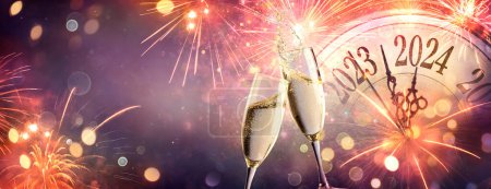 Téléchargez les photos : 2024 Célébration du Nouvel An - Champagne et horloge pour le compte à rebours - Toast acclamant avec fond abstrait déconcentré - en image libre de droit