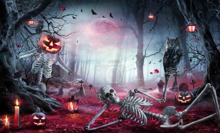 Téléchargez les photos : Halloween - Squelettes Dans La Forêt Effrayante Au clair De Lune - Jack O Lanternes Au Cimetière Au Crépuscule - en image libre de droit